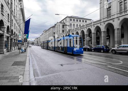 München - 25. Dezember 2021: Elektrische Straßenbahn in München. Stockfoto