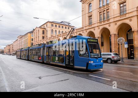 München - 25. Dezember 2021: Elektrische Straßenbahn in München. Stockfoto