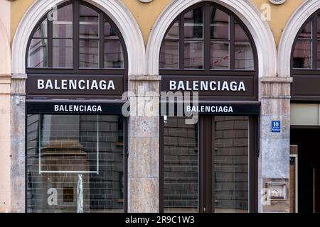 München, Deutschland - 25. Dezember 2021: Markenzeichen und Logo von Balenciaga am Eingang von Luxusgeschäften in der Maximilanstraße, Maximilian Street in München, Stockfoto