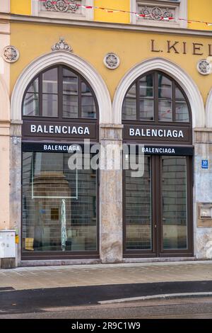 München, Deutschland - 25. DEZEMBER 2021: Markenzeichen und Logo von Balenciaga am Eingang von Luxusgeschäften in der Maximilanstraße, Maximilian Street in München, Germ Stockfoto