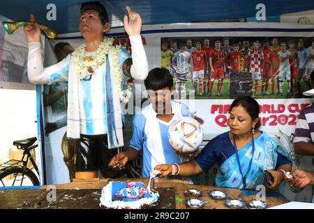 Nicht exklusiv: Juni 24,2023, Kolkata, Indien: Argentinischer Fußballfan Shib Shankar Patra und Swapna Patra feiern den 36. Geburtstag von Lionel Messi in IC Stockfoto