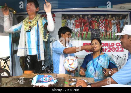 Nicht exklusiv: Juni 24,2023, Kolkata, Indien: Argentinischer Fußballfan Shib Shankar Patra und Swapna Patra feiern den 36. Geburtstag von Lionel Messi in IC Stockfoto