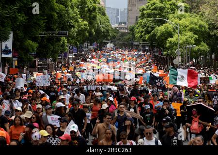 Nicht exklusiv: 25. Juni 2023, Mexiko-Stadt, Mexiko: Tausende von Menschen haben am Bürgermarsch für Tierrechte teilgenommen, um Gesetze zu fordern Stockfoto