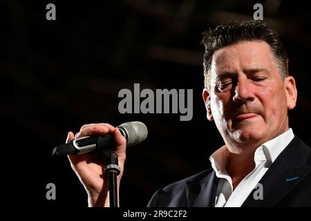 Roma, Israel. 25. Juni 2023. Tony Hadley ist verrückt NACH DIR - mit DER FABELHAFTEN TH-BAND im Teatro Romano di Ostia Antica am 25. juni 2023 in Rom, Italien. (Foto: Domenico Cippitelli/NurPhoto) Kredit: NurPhoto SRL/Alamy Live News Stockfoto