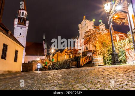 München, Deutschland - 23. DEZ. 2021: Nachtblick auf St. Peter's Church, eine römisch-katholische Pfarrkirche in der Innenstadt von München, Süddeutschland. Stockfoto