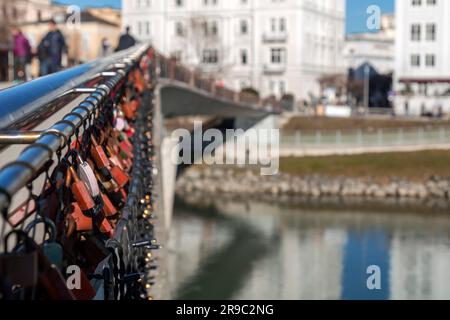 Liebesschlösser an der Makartsteg-Brücke oder die Love Locks-Brücke über der Salzach in Salzburg, Österreich. Stockfoto