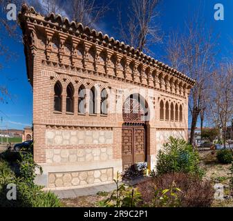 Toledo, Spanien – 17. FEBRUAR 2022: Kunstvolles Gebäude im Mudejar-Stil des Bahnhofs von Toledo, La Mancha, Spanien. Stockfoto