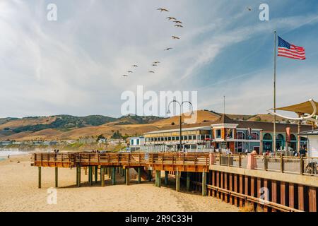 Pismo Beach, Kalifornien, USA - 3. Juni 2022. Hölzerne Promenade entlang der Küste, breiter Sandstrand und plaza in der Innenstadt von Pismo Beach City, Kalifornien Stockfoto