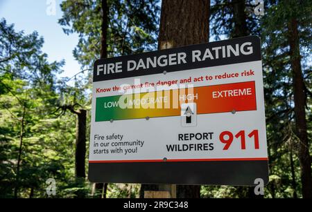 Ansicht des Schilds mit der Brandgefahreneinstufung, das ein hohes Risiko von Waldbränden im Lynn Canyon Park in North Vancouver anzeigt. Stockfoto