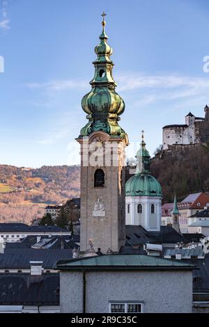 Salzburg, Österreich - 27. Dezember 2021: Petersdom oder Petersdom ist ein Benediktinerkloster und ehemaliger Dom in der österreichischen Stadt Stockfoto