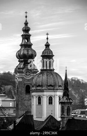 Der Petersdom oder der Petersdom ist ein Benediktinerkloster und ehemaliger Dom in der österreichischen Stadt Salzburg. Stockfoto