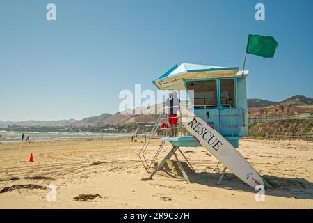 Pismo Beach, Kalifornien, USA - 17. Juni 2023. Pismo Beach Rettungsschwimmturm am Strand an einem hellen sonnigen Tag an der kalifornischen Zentralküste Stockfoto