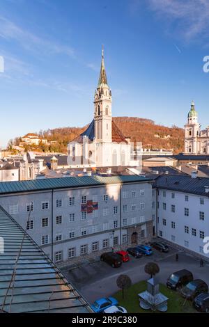 Salzburg, Österreich-27. DEZEMBER 2021: Die Franziskanerkirche Franziskanerkirche ist eine der ältesten Kirchen Salzburgs und befindet sich an der Kreuzung von Fr Stockfoto