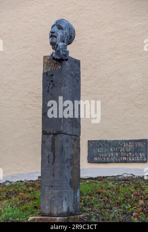 Salzburg, Osterreich - 27. Dezember 2021: Bronzebrustskulpturendenkmal Stefan Zweig, berühmter österreichischer Schriftsteller, Schriftsteller und Journalist. Stockfoto