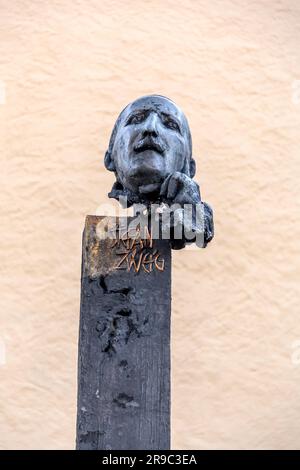 Salzburg, Osterreich - 27. Dezember 2021: Bronzebrustskulpturendenkmal Stefan Zweig, berühmter österreichischer Schriftsteller, Schriftsteller und Journalist. Stockfoto