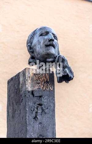 Salzburg, Osterreich - 27. Dezember 2021: Bronzebrustskulpturendenkmal Stefan Zweig, berühmter österreichischer Schriftsteller, Schriftsteller und Journalist. Stockfoto