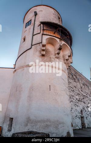 Salzburg, Österreich - 27. Dezember 2021: Blick auf die Festung Hohensalzburg oder Festung Hohensalzburg, eine große mittelalterliche Festung auf einem Hügel mit Blick auf Sa Stockfoto