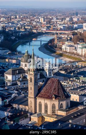 Salzburg, Österreich-27. DEZEMBER 2021: Die Franziskanerkirche Franziskanerkirche ist eine der ältesten Kirchen Salzburgs und befindet sich an der Kreuzung von Fr Stockfoto