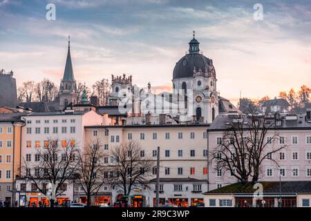 Salzburg, Österreich - 27. Dezember 2021: Gebäude rund um die Salzach in der Nähe der Altstadt, Salzburg, Österreich. Stockfoto