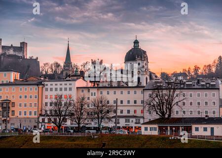 Salzburg, Österreich - 27. Dezember 2021: Gebäude rund um die Salzach in der Nähe der Altstadt, Salzburg, Österreich. Stockfoto