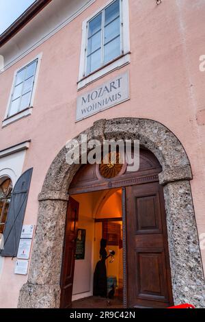 Salzburg, Österreich - 27. DEZEMBER 2021: Blick von außen auf das Mozart Wohnhaus, das Haus, in dem der berühmte Komponist Amadeus Wolfgang Mozart in Salzburg, aus lebte Stockfoto