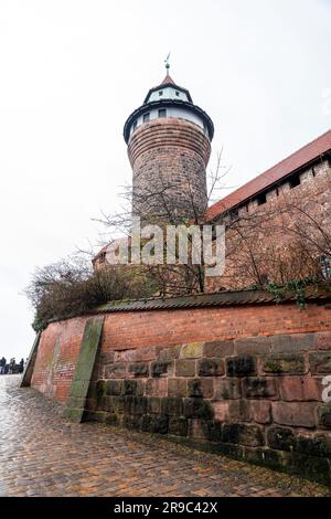 Der berühmte Sinwell Tower, Teil der Kaiserburg, die königliche Festung in der Altstadt, Nürnberg, Bayern, Deutschland. Stockfoto