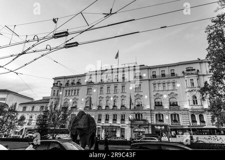 Salzburg, Österreich - 27. Dezember 2021: Außenansicht des berühmten Hotels Bristol in Salzburg, Österreich. Stockfoto