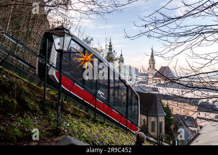 Salzburg, Österreich - 27. DEZEMBER 2021: Die Festungsbahn ist eine Seilbahn, die Zugang zur Festung Hohensalzburg bietet und die Festung mit Festun verbindet Stockfoto