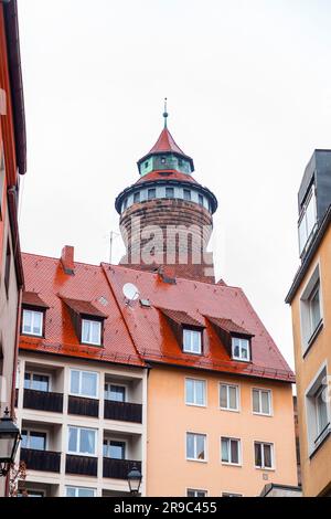 Der berühmte Sinwell Tower, Teil der Kaiserburg, die königliche Festung in der Altstadt, Nürnberg, Bayern, Deutschland. Stockfoto