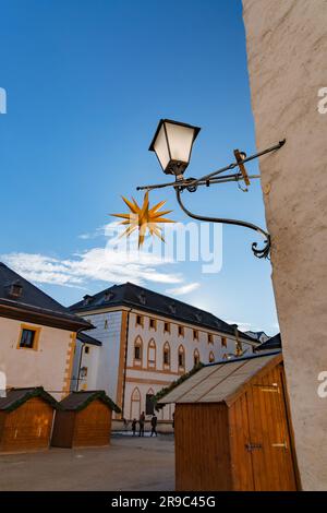 Salzburg, Österreich - 27. Dezember 2021: Blick auf die Festung Hohensalzburg oder Festung Hohensalzburg, eine große mittelalterliche Festung auf einem Hügel mit Blick auf Sa Stockfoto