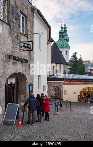 Salzburg, Österreich - 27. DEZEMBER 2021: Die Festungsbahn ist eine Seilbahn, die Zugang zur Festung Hohensalzburg bietet und die Festung mit Festun verbindet Stockfoto