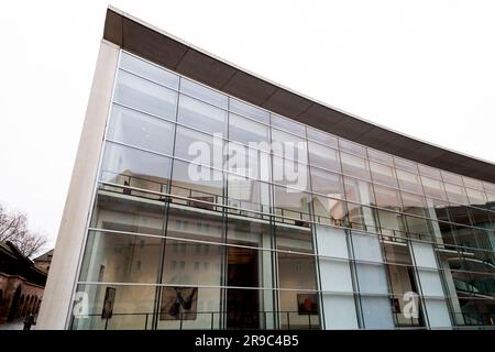 Nürnberg - 28. DEZEMBER 2021: Das Neue Museum Nürnberg (NMN) ist ein Museum für moderne und zeitgenössische Kunst und Design in Nürnberg. Stockfoto