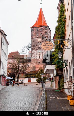 Nürnberg - 28. Dezember 2021: Allgemeine Architektur und Straßenblick aus der Bergstraße, Nürnberg, Bayern. Stockfoto