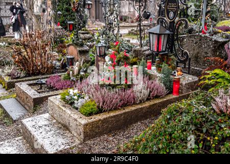 Salzburg, Österreich - 27. DEZ. 2021: Petersfriedhof oder St. Peter's Cemetery ist zusammen mit der Grabstätte in der Abtei Nonnberg der älteste Friedhof Stockfoto