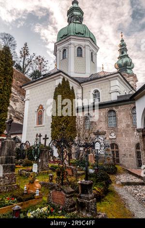 Salzburg, Österreich - 27. DEZ. 2021: Petersfriedhof oder St. Peter's Cemetery ist zusammen mit der Grabstätte in der Abtei Nonnberg der älteste Friedhof Stockfoto