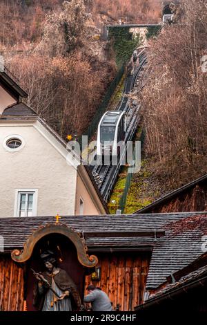 Salzburg, Österreich - 27. DEZEMBER 2021: Die Festungsbahn ist eine Seilbahn, die Zugang zur Festung Hohensalzburg bietet und die Festung mit Festun verbindet Stockfoto