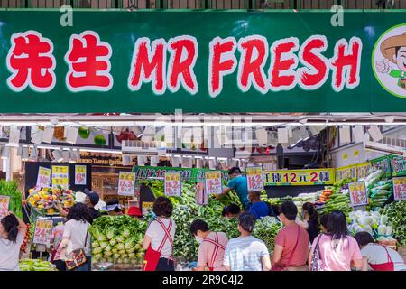 Händler und Kunden im Gemüseladen auf dem Markt von Wan Chai, Hongkong, SAR, China Stockfoto