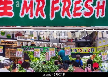 Händler und Kunden im Gemüseladen auf dem Markt von Wan Chai, Hongkong, SAR, China Stockfoto