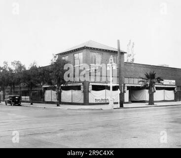 USA: c. 1927 Ein Eckstandort in einer Stadt, in der bald ein Sears, Roebuck & Co.-Geschäft eröffnet wird. Stockfoto