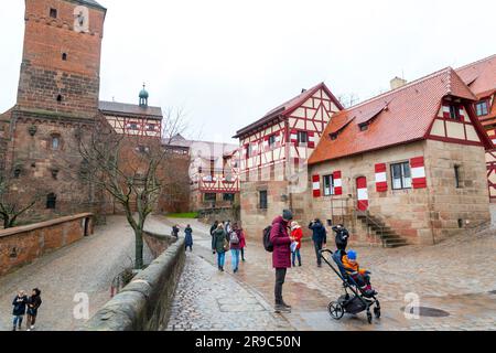 Nürnberg, Deutschland - 28. DEZEMBER 2021: Die Burg Nürnberg ist eine Gruppe mittelalterlicher befestigter Gebäude auf einem Sandsteinkamm, der das historische Zentrum dominiert Stockfoto