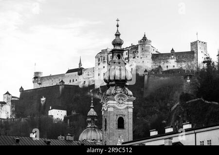 Salzburg, Österreich - 27. Dezember 2021: Petersdom oder Petersdom ist ein Benediktinerkloster und ehemaliger Dom in der österreichischen Stadt Stockfoto