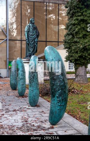 Salzburg, Österreich - 27. DEZ. 2021: Gewürzgurken sind ein Kunstwerk des österreichischen Künstlers Erwin Wurm im Rahmen des Salzburger Kunstprojekts 2011. Stockfoto