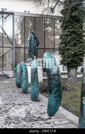 Salzburg, Österreich - 27. DEZ. 2021: Gewürzgurken sind ein Kunstwerk des österreichischen Künstlers Erwin Wurm im Rahmen des Salzburger Kunstprojekts 2011. Stockfoto