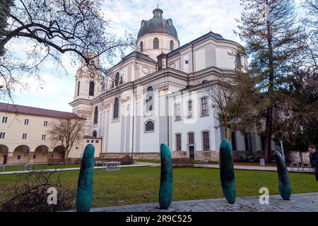 Salzburg, Österreich - 27. DEZ. 2021: Gewürzgurken sind ein Kunstwerk des österreichischen Künstlers Erwin Wurm im Rahmen des Salzburger Kunstprojekts 2011. Stockfoto