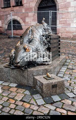 Nürnberg - 28. Dezember 2021: Die Skulptur der Hase von Jürgen Goertz neben dem Tiergaertnertor in Nürnberg, Bayern. Stockfoto