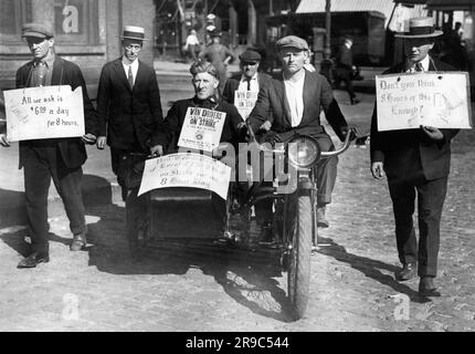 New York, New York: 15. September 1920 streikende fahrende Van-Teamster klettern in einem Lagerhaus in Harlem an der 100. Straße und der Third Avenue. Sie wollen $6 für einen 8-Stunden-Tag. Stockfoto