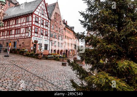 Nürnberg, Deutschland - 28. Dezember 2021: Allgemeine Architektur und Blick auf die Straße vom Albrecht-Duerer-Platz, während der Weihnachtszeit in Nürnberg, Bayern, Stockfoto