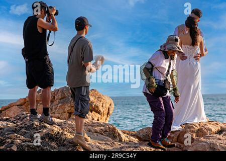 Fotograf und Team machen Hochzeitsfotos von Braut und Bräutigam, Stanley Hafen, Hongkong, SAR, China Stockfoto