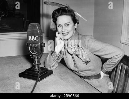 London, England: 14. Dezember 1950 rumänische Schauspielerin Nadia Gray in den BBC-Studios. Stockfoto