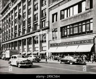New York, New York: ca. 1952 die F.W. Woolworth Co. Store in der 6. Avenue. Stockfoto